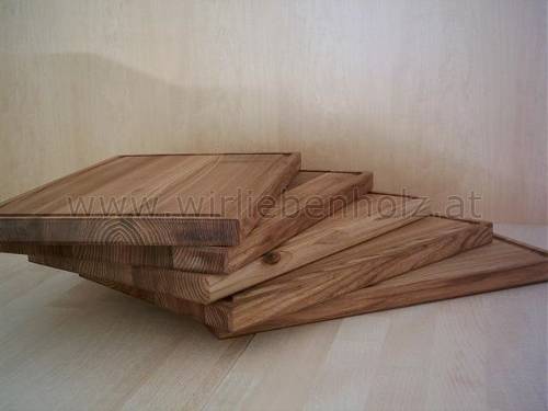 Wooden plates made out of elm wood and ash wood, cutting boards made out of elm wood